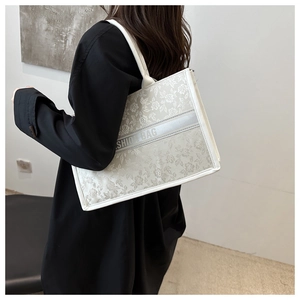 Details der Fashion Bag mit Vintage-Blumenmuster und Premium-Lederstruktur der Tote