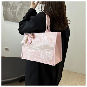 Detailaufnahme einer rosa Toile-de-Jouy-Einkaufstasche mit Blumenmuster und Seidenschal-Dekor