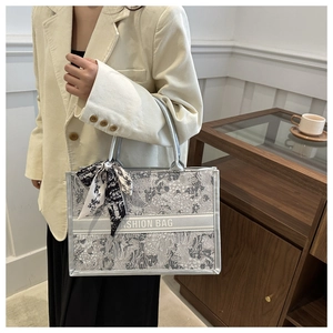 Detailansicht der großen bedruckten Shopper Tasche mit Seidenschal und Fashion Bag Text