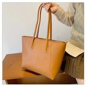 Detail der karamellfarbenen Leder-Shopper mit großem Fassungsvermögen und langen Trägern