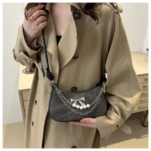 Sac bandoulière rétro demi-lune gris avec chaînes argentées, perles et nœud élégant