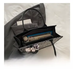 Innenansicht der floralen Shopper-Tasche mit Platz für Tablets und Bücher