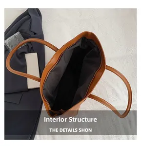 Innenansicht der braunen Leder-Tote-Bag mit schwarzem Futter und Metall-Reißverschluss