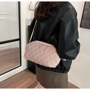 Rosa plissierte Cloud-Bag kombiniert mit Lederjacke zeigt Größe und Stil
