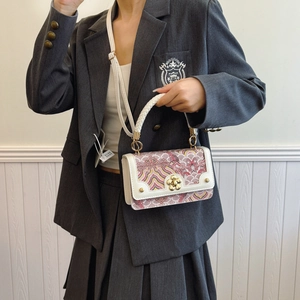 Retro crossbody tas met bloemrijk wandtapijtpatroon en elegante witte bies