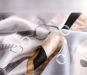 Détail du foulard à chaîne vintage montrant la texture lisse et brillante de la soie
