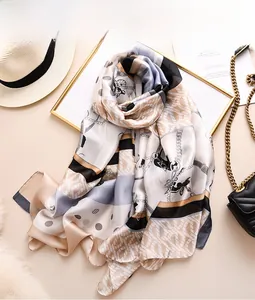 Foulard en soie vintage à motif carrosse et chaîne, avec chapeau de paille et sac