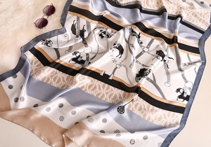 Détail d'un foulard en soie vintage de luxe avec motif de calèche et chaînes équestres