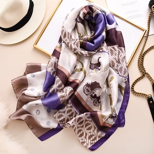 Foulard en soie vintage à motif carrosse et chaîne violet et beige sur cadre doré