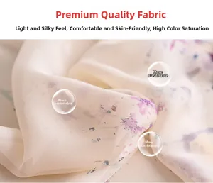 Gros plan sur un tissu mousseline léger à imprimé floral rose avec une texture soyeuse