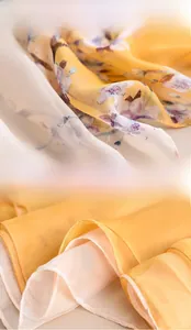 Détails de l'ourlet roulé et du motif floral sur une écharpe en soie légère et douce