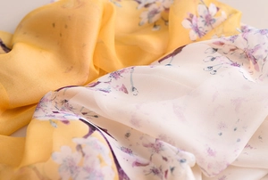 Détail macro du tissu léger en mousseline florale pour châle tons jaune et blanc