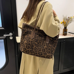 Retro leopard print tote bag with large capacity and brown leather handles for women