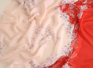 Détail de l'imprimé fleurs de cerisier sur foulard en soie avec dégradé rose et rouge