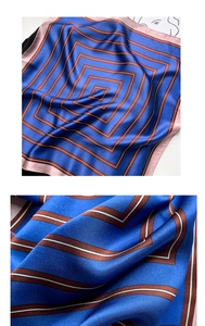 Gros plan de la texture du foulard en soie montrant un tissu bleu foncé et des motifs