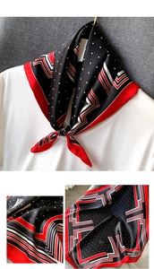 Détail d'un foulard en soie à pois rouges et blancs avec une texture satinée lisse