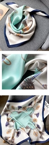 Détails d'un foulard en soie avec motifs de chaînes élégantes en vert menthe et bleu marine