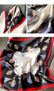 Détail d'un foulard en soie de luxe avec motifs de chaînes et bordures rouges vives