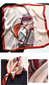 Détail d'un carré de soie avec illustration de hibou, bordure rouge et base blanc cassé