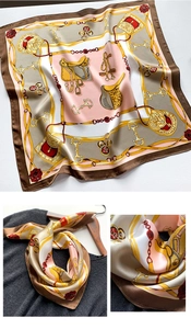 Détail d'un foulard en soie rose avec motifs équestres de mors et de selles