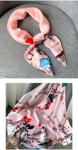 Détail d'une écharpe en soie rose avec peinture florale élégante et texture douce