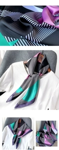 Vue détaillée de la texture du tissu en soie brillante et des motifs géométriques colorés