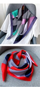 Texture détaillée d'un foulard en soie avec des motifs à rayures géométriques colorées
