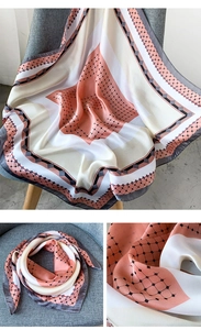 Détail d'une écharpe en soie aux motifs géométriques corail et gris et texture fine