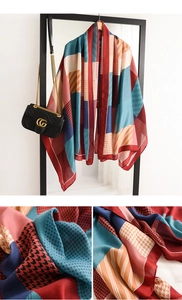 Détail d'une écharpe géométrique multicolore avec motifs pied-de-poule et rayures