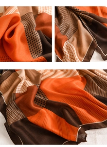 Détail de la texture rayée douce et des franges de ce châle pour femme en coton et lin