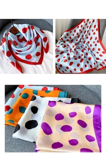 Détail de foulards en satin soyeux avec des motifs à pois classiques aux couleurs vives