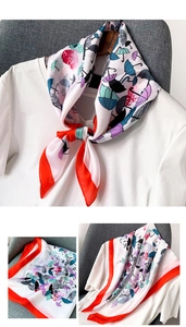 Détail d'un foulard imprimé parapluies colorés avec bordure orange et texture soyeuse