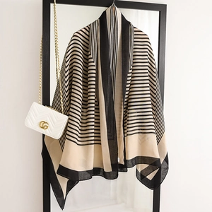Châle léger pour femme à rayures géométriques noir et beige pour la plage ou l'été