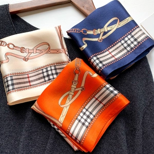 Petit foulard en soie élégant avec imprimé équestre et motifs à carreaux rétro