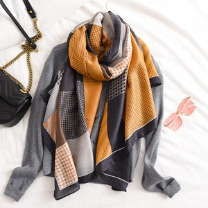 Écharpe chic pour femmes avec motifs pied-de-poule et rayures en jaune moutarde et gris