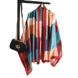 Écharpe légère sensation coton lin avec motifs patchwork rayés rouge et bleu