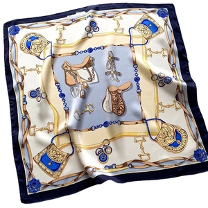 Carré en soie de mûrier style équestre avec motifs de sellerie et mors en bleu