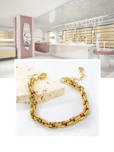 Détail de la chaîne en acier inoxydable plaqué or 18K avec fermoir mousqueton et pendentif