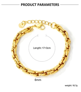 Détail d'un bracelet chaîne torsadée en acier inoxydable plaqué or 18 carats avec fermoir