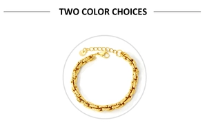 Détail du bracelet en acier inoxydable doré avec fermoir mousqueton et pendentif