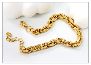 Détail du bracelet chaîne tressée épaisse plaqué or 18 carats avec fermoir mousqueton réglable