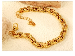 Détail du bracelet gourmette en acier doré 18K avec fermoir mousqueton et pendentif
