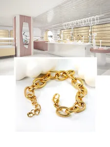 Dettaglio di un bracciale a catena dorata con maglie ovali a spirale e chiusura a moschettone