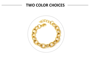 Dettaglio macro del bracciale a catena spessa dorata con trama a spirale e moschettone