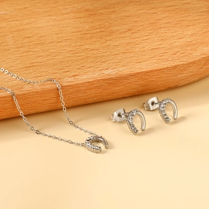 Elegante set di gioielli a ferro di cavallo in argento con zirconi bianchi lucidi