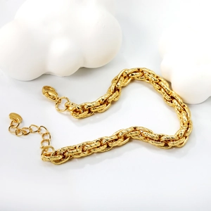 Bracelet à grosse chaîne torsadée dorée avec fermoir mousqueton et chaînette de réglage