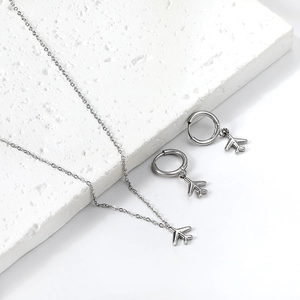 Set gioielli aereo minimalista con collana argento e orecchini a cerchio su pietra