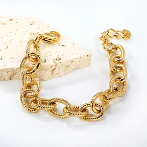 Bracciale a catena grossa dorata con maglie ovali testurizzate e chiusura a moschettone