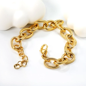 Bracciale a catena spessa a maglia intrecciata dorata con chiusura a moschettone e tag S925