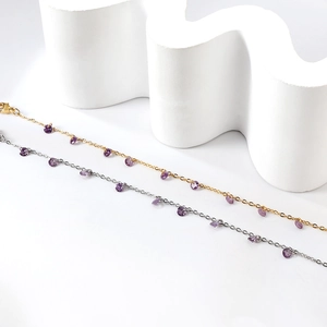 Bracelets minimalistes en or et argent avec des breloques en pierres violettes facettées